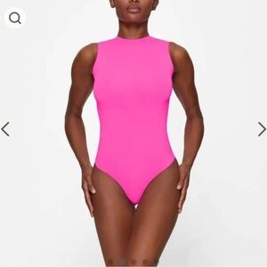 NWOT skims essential crewneck